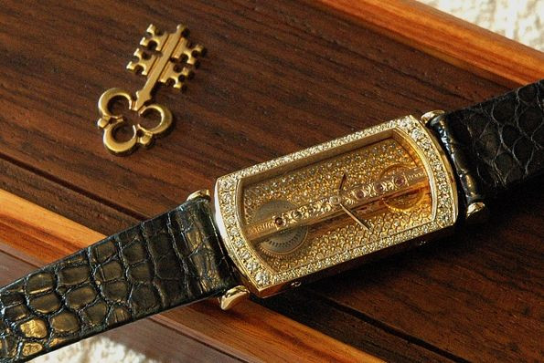 昆侖「一柱擎天」機械腕錶