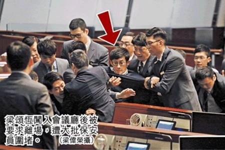 梁游硬闖立會爆混亂 6保安傷  
