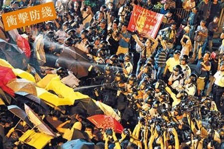 反釋法示威爆衝突 警凌晨清場 2女警傷拘4人