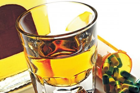 解酒丸難保不醉 佳節狂飲恐嘔血