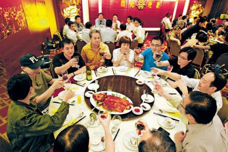 回贈抽獎吸客 團年飯逆市爆滿 食肆料生意增10％