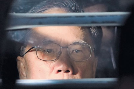 曾蔭權含淚還柙明早判 官明言難緩刑