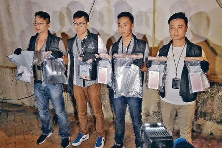 狡賊爆儲物櫃偷卡 Apple Store掃貨