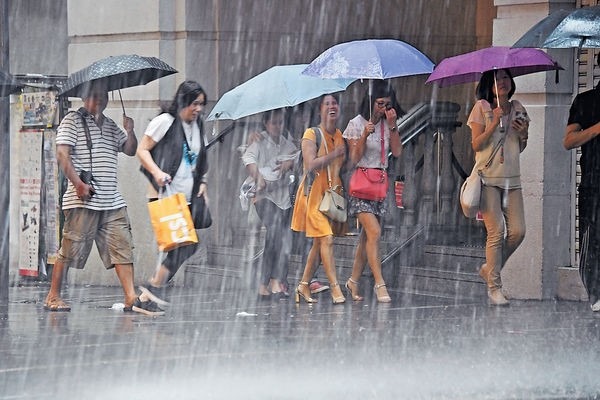今年首次黑雨突襲 葵青深水埗最嚴重