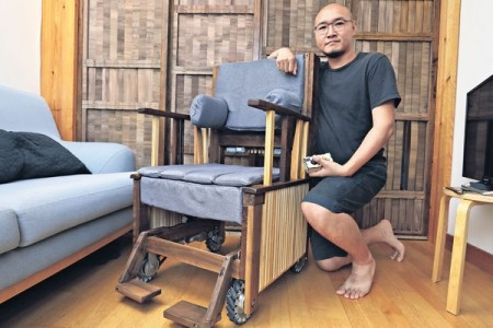 方便漸凍症母如廁 建築師自製輪椅報親恩
