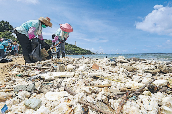 封閉泳灘增至13個 200噸油脂未清理