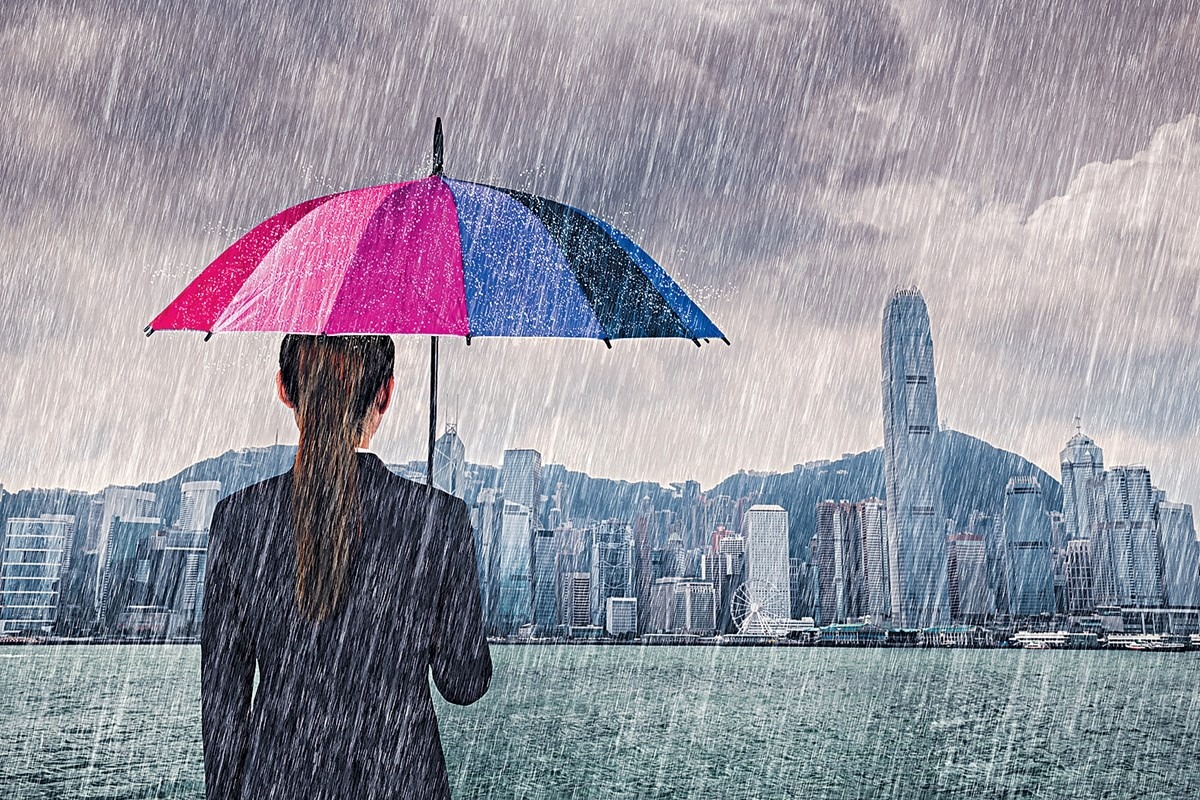 港人雨季勁用1400萬膠傘袋 平均每分鐘派1個 港人雨季勁用1400萬膠傘袋 平均每分鐘派1個