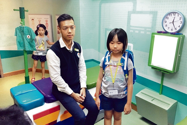 沉迷電子產品 6歲「低頭族」變寒背