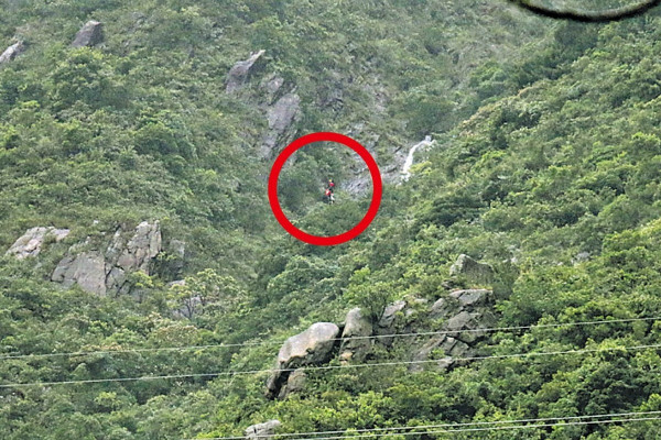 1號風球上飛鵝山 內地情侶困22小時