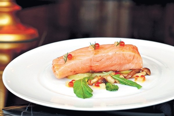 兩人進食後腹痛 日米芝蓮餐廳慢煮三文魚有蟲