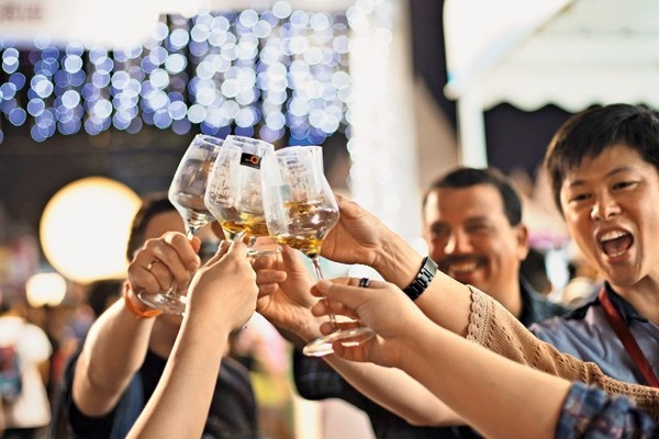 美酒佳餚巡禮 全場可用玻璃杯 可減派逾7萬膠杯