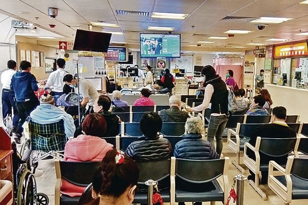 求診隨時要等8個鐘 流感高峰公院逼爆