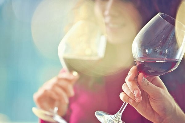 愛酒女士倍增 愈飲愈烈 年輕人社交潮流