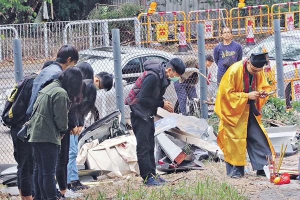 八鄉奪命車禍 27歲媽媽遺2歲半兒 八鄉奪命車禍 27歲媽媽遺2歲半兒
