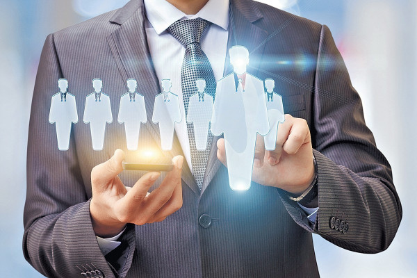 2成公司擬增人手 金融專才跳槽加薪3成