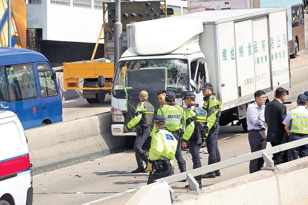 處理意外後準備離開 交警遭撞斃