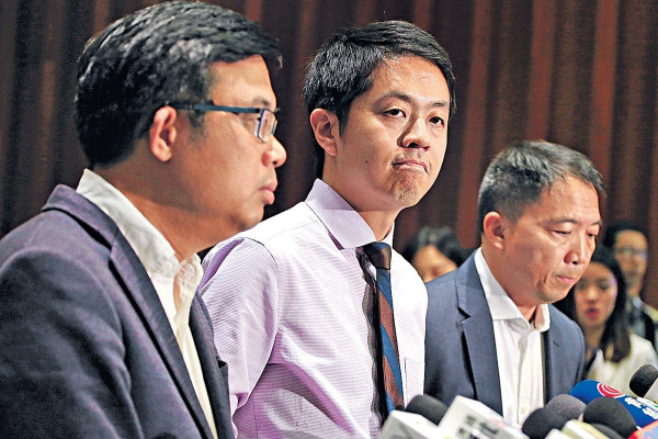 涉搶女EO手機 許智峯認衰道歉