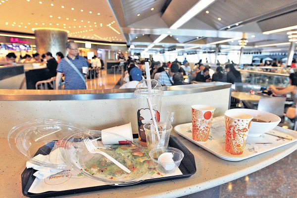 Food Court濫發即棄餐具 食肆月派午飯餐紙巾 可鋪滿86個足球場