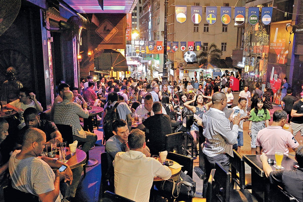 世界盃首戰有驚喜 冰島球衣熱賣 酒吧睇波爆滿