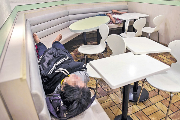 快餐店夜宿者 6成為在職人士 最細19歲