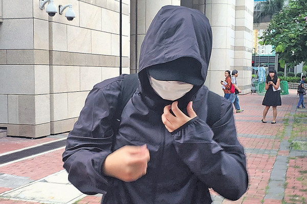 補習老師涉襲學生 膠棒打頭腳踏胸
