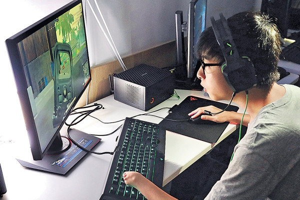缺左手少年 憑電競建自信