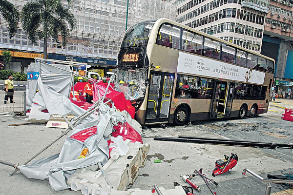 九巴剷行人路撞死人 車長囚20月
