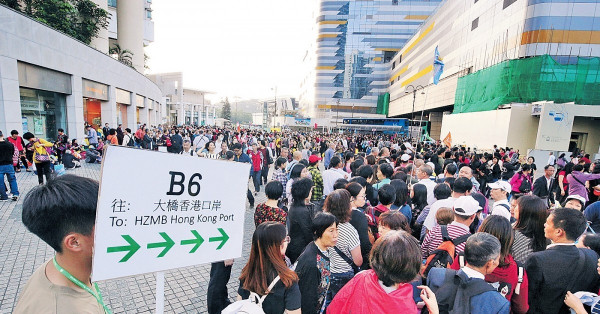 內地客塞爆東涌 傍晚口岸候車再起混亂