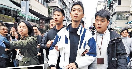 「幣少爺」當街派錢 被捕警車上fb直播
