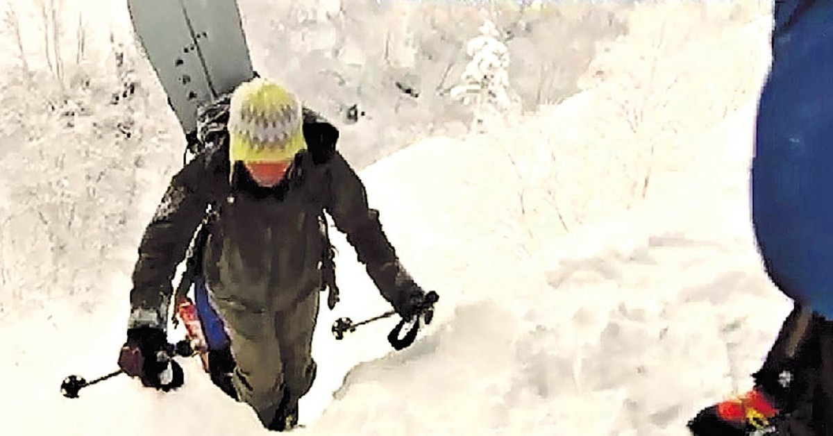 北海道兩港男 挖雪洞保命