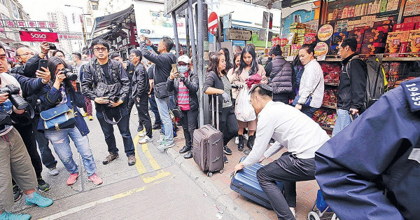 水貨客逼爆上水 政黨遊行部分店舖拉閘 