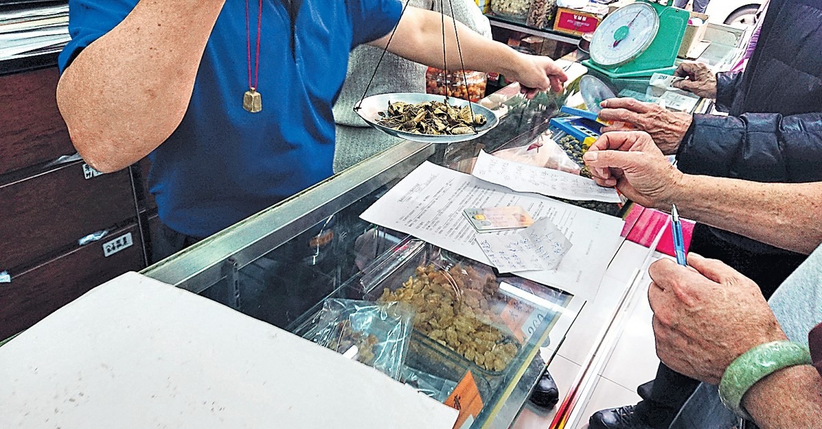 中藥舖疑濫收 醫療券淪購物券