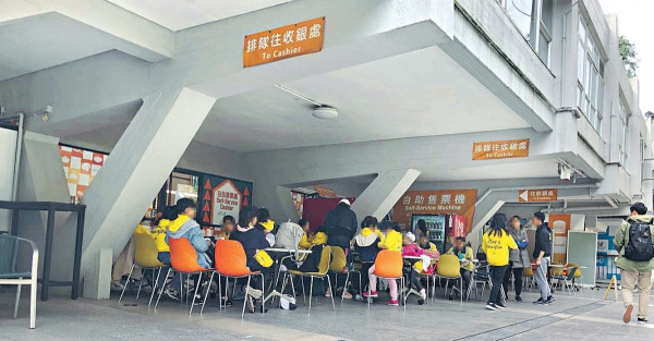 內地團 逼爆大學 阻師生用膳