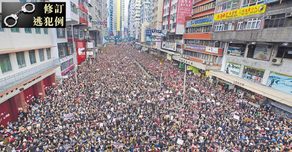 遊行再逼爆港島 林鄭向市民致歉