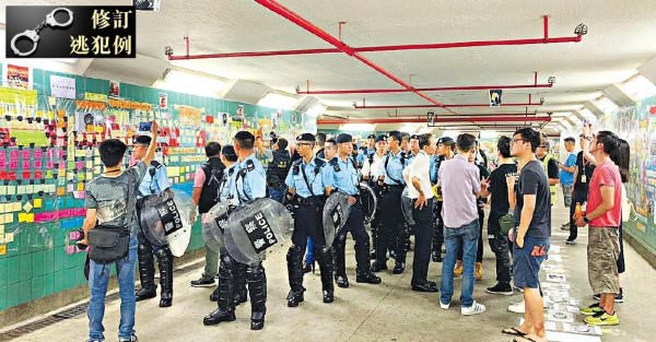 大埔連儂牆貼警員私隱 逾百PTU清理