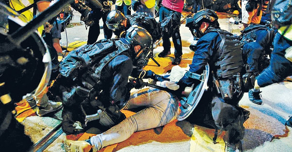 集會變遊行兵分兩路 示威者港島巷戰游擊