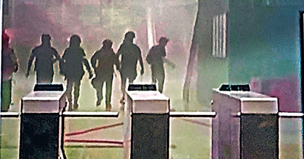 尖咀掟汽油彈 警員雙腳燒傷 多區攻防戰 催淚彈射入葵芳站太古站