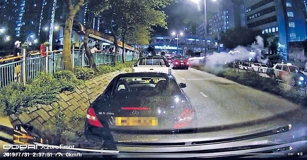 7.31假牌車煙花射人群 警拘3人