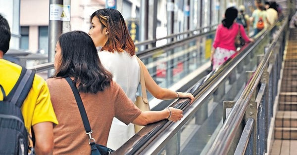中環半山電梯污糟過廁板