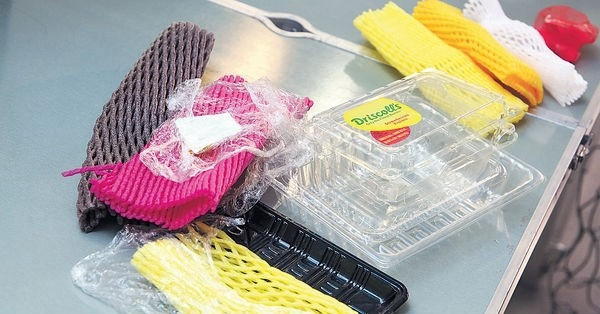 9成人買蔬果寧選無包裝 環團促超市減塑