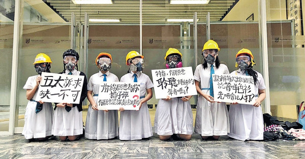 雨中跪求促聽訴求 防暴警校園外戒備 逾3萬學生罷課 逼爆中大百萬大道