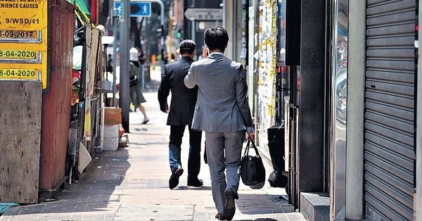 5成人稱辦公室冷氣勁 要穿外套保暖