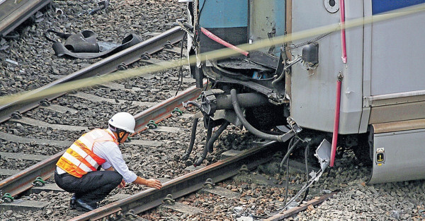 紅磡站列車出軌斷開8人傷 路軌有3處裂縫 港鐵設委員會徹查