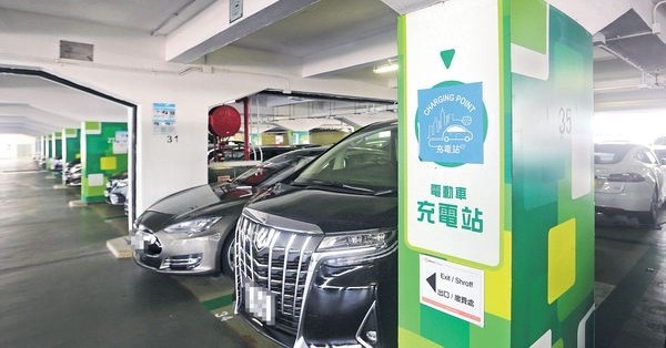 政策被指7大不足 電動車充電位常遭佔用