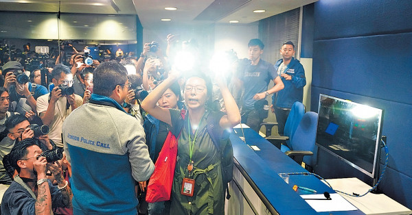 警推行卡片展示「呼號」識別身份 稱禁蒙面法記者無豁免