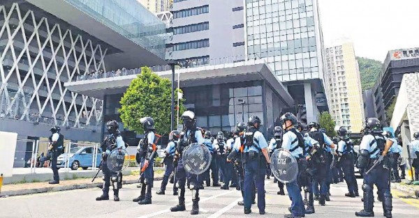 知專突取消對話學生不滿 再破壞校園 防暴警在校外戒備