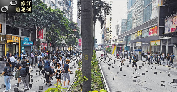 【理大攻防戰】油尖旺多處堵路縱火 警水炮車驅散