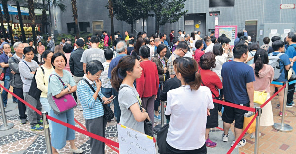 【區議會選舉】投票率71.2%創歷史新高，民主派穩奪過半議席，何君堯落敗