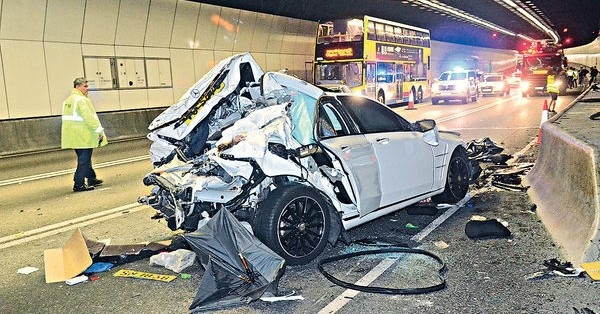 Benz自炒釀1死2傷 無牌駕駛司機被捕