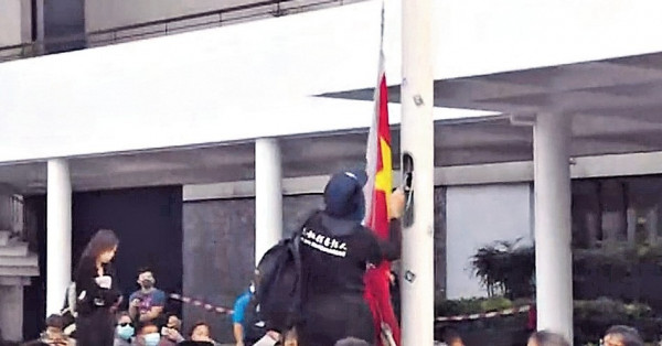 中環集會演變衝突 警一度擎槍